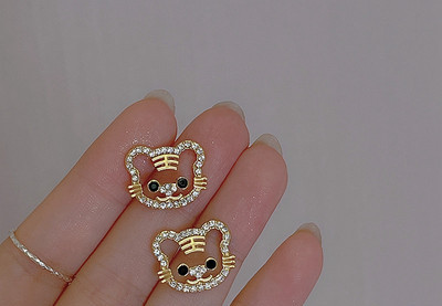 Γυναικεία σκουλαρίκια διάφορα μοντέλα με διακοσμητικές πέτρες