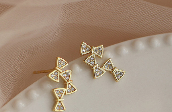 Moderne ženske naušnice u obliku trake