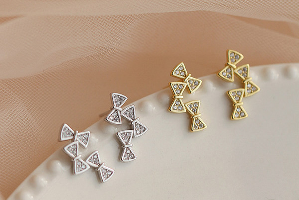 Moderne ženske naušnice u obliku trake