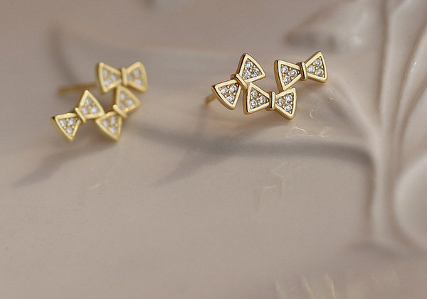 Moderne ženske naušnice u obliku trake