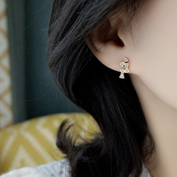 Moderne ženske naušnice u obliku trake