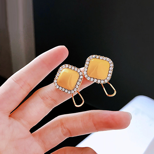 Ženske naušnice žute boje sa kamenčićima