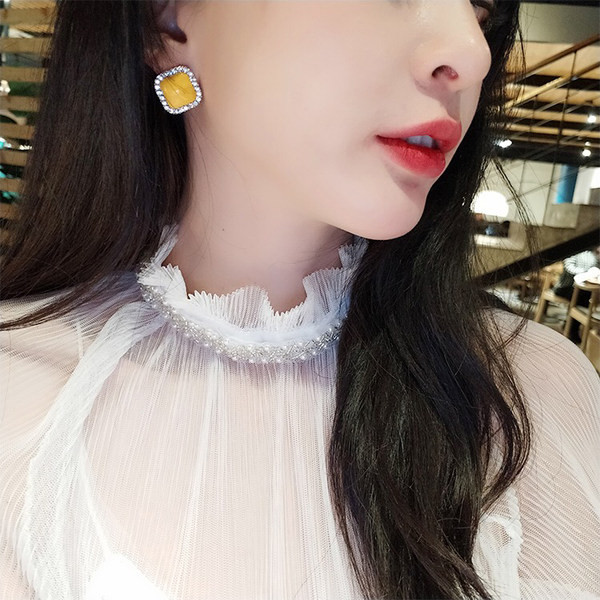 Ženske naušnice žute boje sa kamenčićima