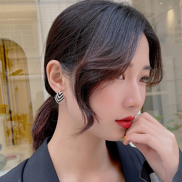 Ženske svečane naušnice sa ukrasnim kamenčićima