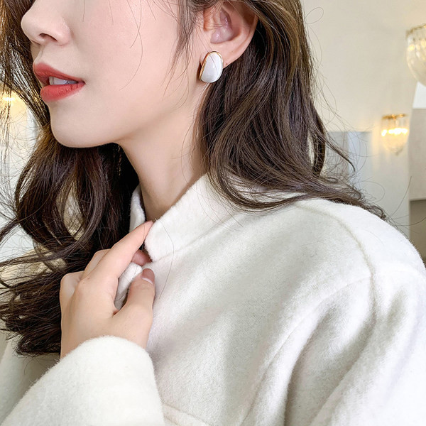 Γυναικεία κομψά σκουλαρίκια με οβάλ σχήμα