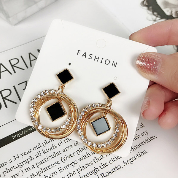 Naiste rippuvad kividega kõrvarõngad - mitu mudelit