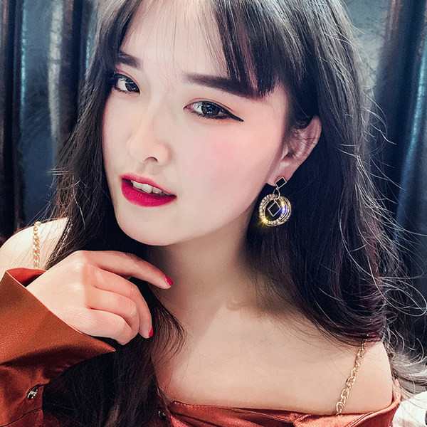 Naiste rippuvad kividega kõrvarõngad - mitu mudelit