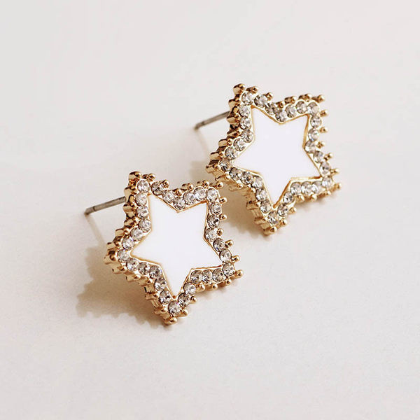 Γυναικεία σκουλαρίκια σε σχήμα αστεριού σε μαύρο και άσπρο χρώμα