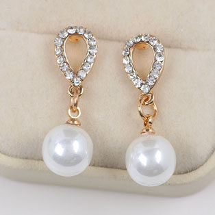 Κομψά κρεμαστά σκουλαρίκια με πέρλες