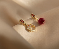 Κομψά σκουλαρίκια με διακοσμητικές πέτρες για γυναίκες