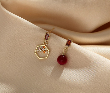 Κομψά σκουλαρίκια με διακοσμητικές πέτρες για γυναίκες