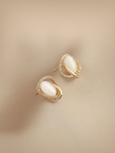 Elegantne naušnice okruglog oblika sa ukrasnim kamenčićima