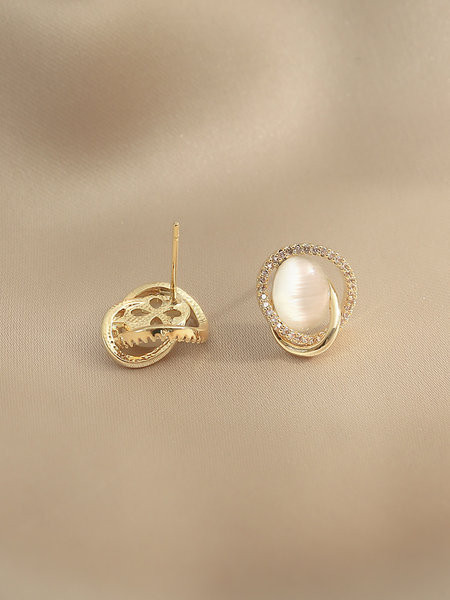 Elegantne naušnice okruglog oblika sa ukrasnim kamenčićima