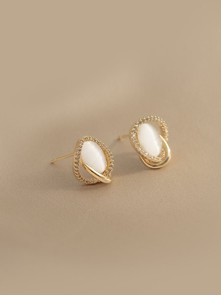 Elegantne naušnice okruglog oblika sa ukrasnim kamenčićima