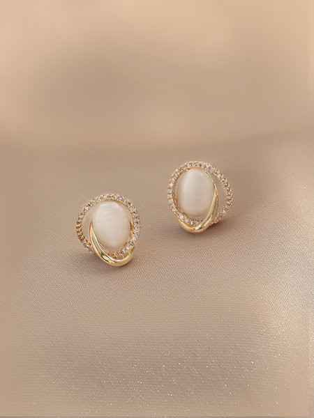 Elegantne naušnice okruglog oblika sa ukrasnim kamenčićima