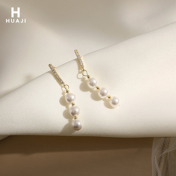 Rippuvad pärlitega kõrvarõngad