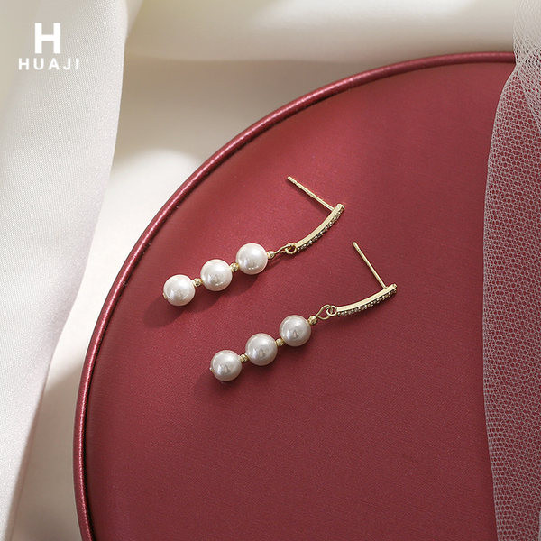 Rippuvad pärlitega kõrvarõngad