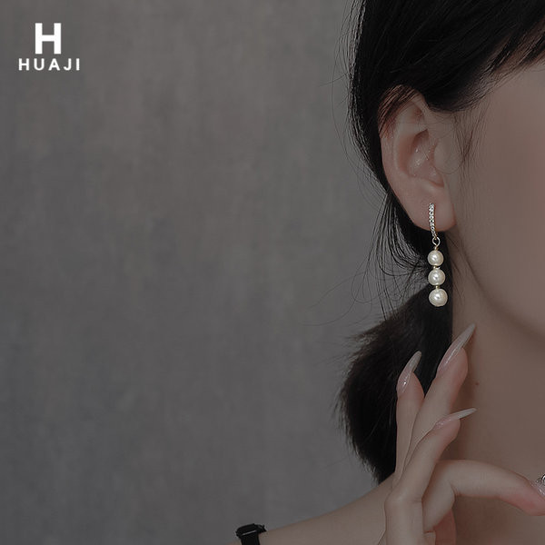 Rippuvad pärlitega kõrvarõngad