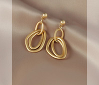 Γυναικεία μοντέρνα σκουλαρίκια σε χρυσό χρώμα