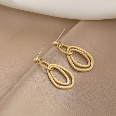 Γυναικεία μοντέρνα σκουλαρίκια σε χρυσό χρώμα