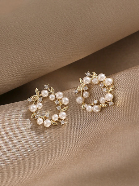 Кръгли обеци с декоративни камъни и перли