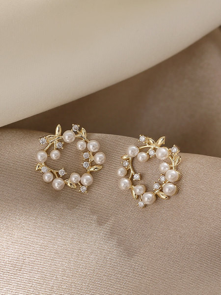 Кръгли обеци с декоративни камъни и перли