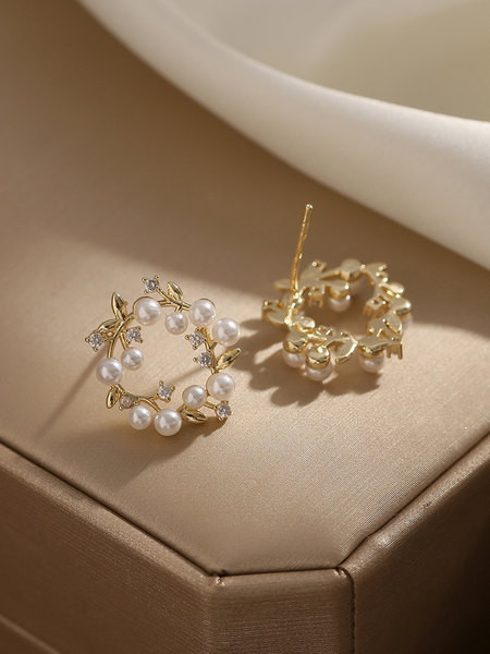 Кръгли обеци с декоративни камъни и перли