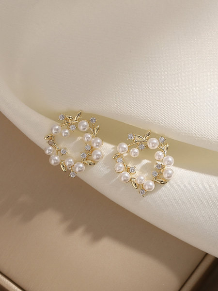 Кръгли обеци с декоративни камъни и перли