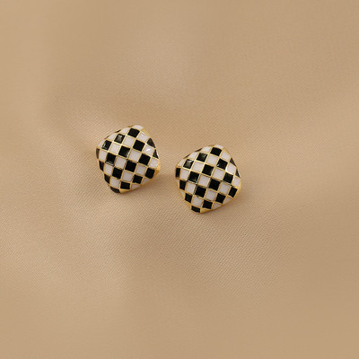 Naiste moodsad ruudukujulised kõrvarõngad