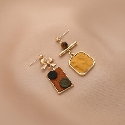 Κρεμαστά γυναικεία σκουλαρίκια με ασύμμετρο σχήμα