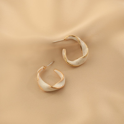 Ženske naušnice bež i zlatne boje