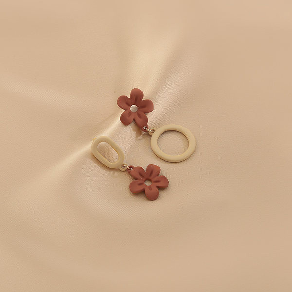 Μοντέρνα σκουλαρίκια με λουλούδια