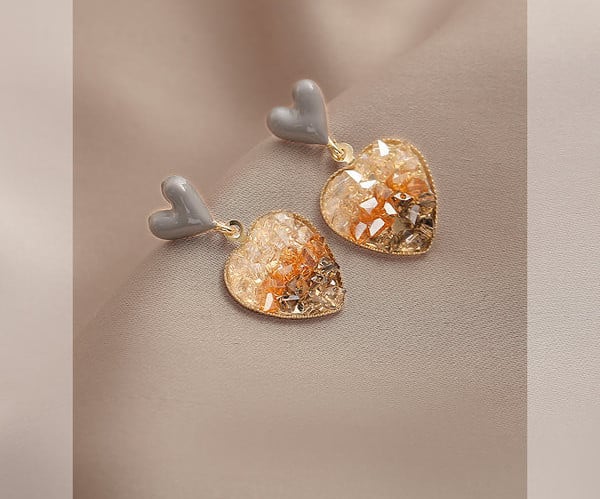 Elegantsed dekoratiivkividega südamekujulised kõrvarõngad