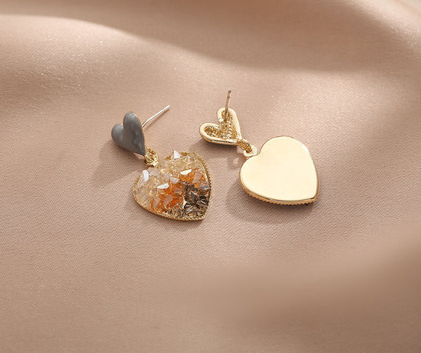 Elegantsed dekoratiivkividega südamekujulised kõrvarõngad