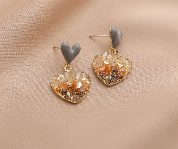 Elegantsed dekoratiivkividega südamekujulised kõrvarõngad