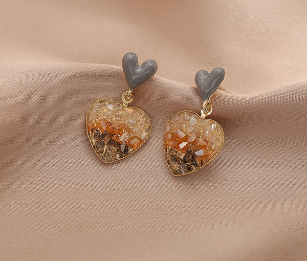 Elegantsed dekoratiivkividega südamekujulised kõrvarõngad