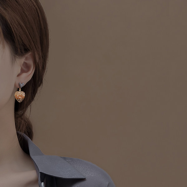 Elegantsed dekoratiivkividega südamekujulised kõrvarõngad