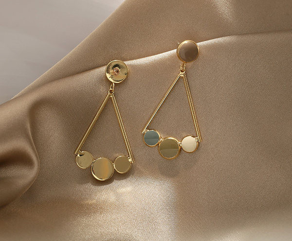 Naiste rippuvad värviliste kivikestega kõrvarõngad