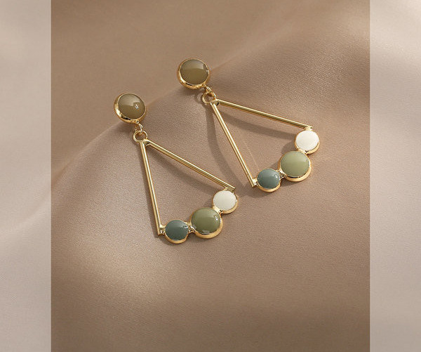 Naiste rippuvad värviliste kivikestega kõrvarõngad