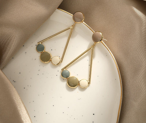 Naiste rippuvad värviliste kivikestega kõrvarõngad