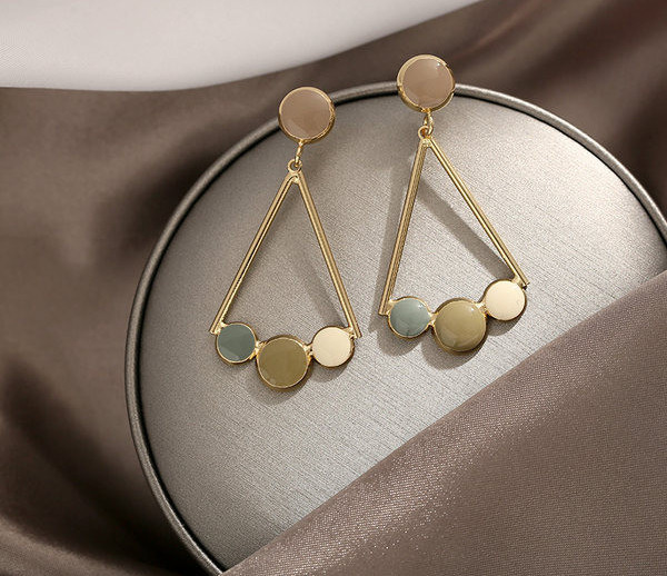 Naiste rippuvad värviliste kivikestega kõrvarõngad