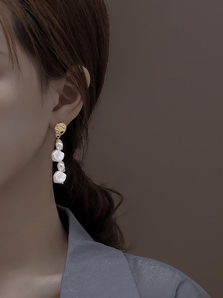 Stiilsed naiste pärlitest kõrvarõngad