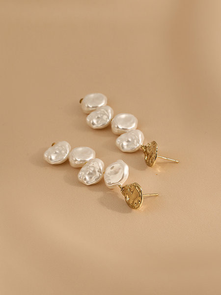 Stiilsed naiste pärlitest kõrvarõngad