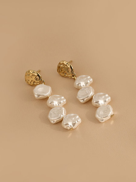 Stiilsed naiste pärlitest kõrvarõngad