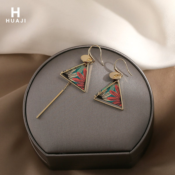 Γυναικεία σκουλαρίκια σε χρυσό χρώμα - τριγωνικό σχήμα