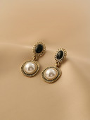 Naiste rippuvad valged ja mustad kivikestega kõrvarõngad