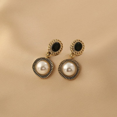 Naiste rippuvad valged ja mustad kivikestega kõrvarõngad