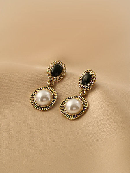 Naiste rippuvad valged ja mustad kivikestega kõrvarõngad