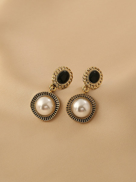 Naiste rippuvad valged ja mustad kivikestega kõrvarõngad