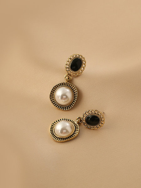 Naiste rippuvad valged ja mustad kivikestega kõrvarõngad